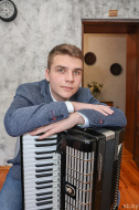 «На сцене – Иван Струнгару». Парень с аутизмом освоил аккордеон и теперь побеждает на конкурсах «Человек дождя» и его аккордеон